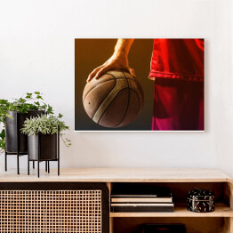 Obraz na płótnie Koszykarz w czerwonym stroju trzymający piłkę