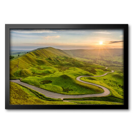 Obraz w ramie Długa wijąca się droga prowadząca przez wieś w Anglii