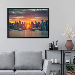 Obraz w ramie Chmurny wschód słońca nad Manhattanem, Nowy Jork