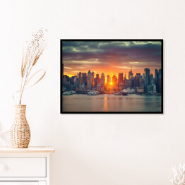 Plakat w ramie Chmurny wschód słońca nad Manhattanem, Nowy Jork