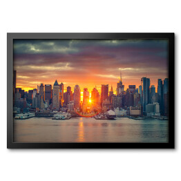 Obraz w ramie Chmurny wschód słońca nad Manhattanem, Nowy Jork