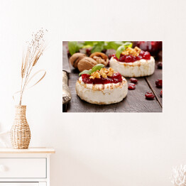 Plakat samoprzylepny Pieczony na grillu ser z żurawinowym dżemem i orzechami włoskimi na starym drewnianym stole