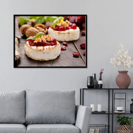 Plakat w ramie Pieczony na grillu ser z żurawinowym dżemem i orzechami włoskimi na starym drewnianym stole