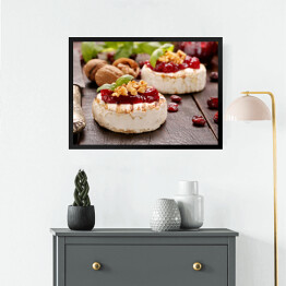 Obraz w ramie Pieczony na grillu ser z żurawinowym dżemem i orzechami włoskimi na starym drewnianym stole