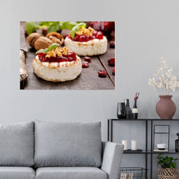 Plakat Pieczony na grillu ser z żurawinowym dżemem i orzechami włoskimi na starym drewnianym stole