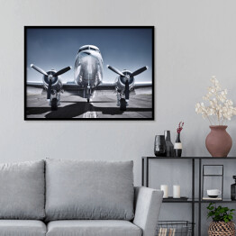 Plakat w ramie Lśniący samolot na pasie startowym