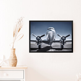 Obraz w ramie Lśniący samolot na pasie startowym
