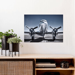 Plakat samoprzylepny Lśniący samolot na pasie startowym