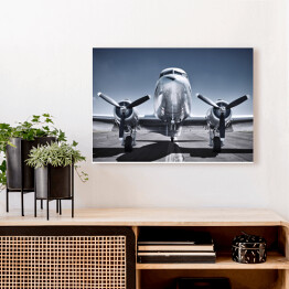 Obraz na płótnie Lśniący samolot na pasie startowym