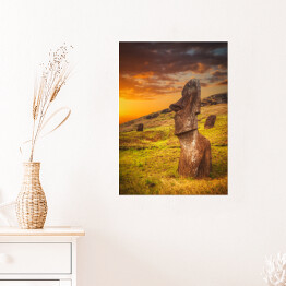 Plakat samoprzylepny Wyspa Wielkanocna oświetlona złocistymi promieniami slońca