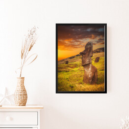 Obraz w ramie Wyspa Wielkanocna oświetlona złocistymi promieniami slońca