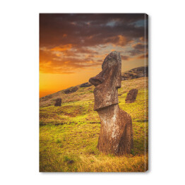 Obraz na płótnie Wyspa Wielkanocna oświetlona złocistymi promieniami slońca