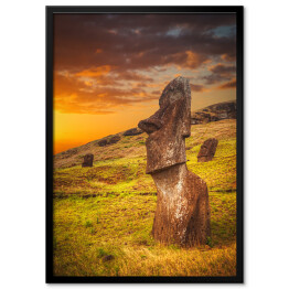 Plakat w ramie Wyspa Wielkanocna oświetlona złocistymi promieniami slońca