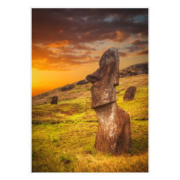 Plakat samoprzylepny Wyspa Wielkanocna oświetlona złocistymi promieniami slońca