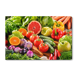 Kompozycja z różnych świeżych warzyw i owoców
