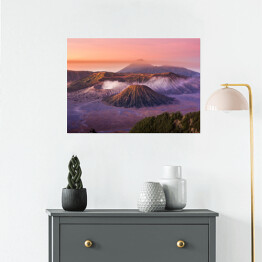 Plakat samoprzylepny Łańcuch górski Bromo o zmierzchu, Indonezja