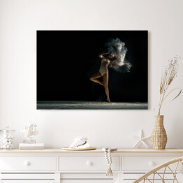 Kobieta tańcząca wśród pyłu