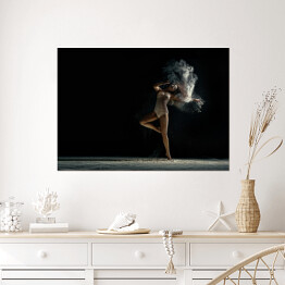 Plakat Kobieta tańcząca wśród pyłu