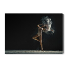 Kobieta tańcząca wśród pyłu