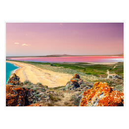 Plakat Panoramiczny widok przy różowym jeziorze podczas zmierzchu 