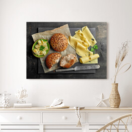 Obraz na płótnie Chleb i ser na drewnianej desce