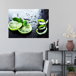 Plakat samoprzylepny Zielone limonki z miętą i wodą spadające na czarnym tle