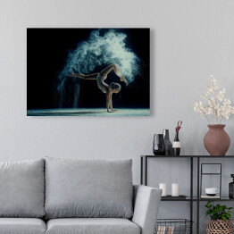 Kobieta tańcząca w chmurze niebieskiego pyłu