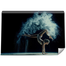 Kobieta tańcząca w chmurze niebieskiego pyłu
