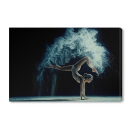 Obraz na płótnie Kobieta tańcząca w chmurze niebieskiego pyłu