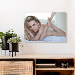 Obraz na płótnie Zmysłowa blondynka - kobieta w łóżku