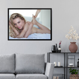 Obraz w ramie Zmysłowa blondynka - kobieta w łóżku