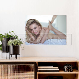 Plakat samoprzylepny Zmysłowa blondynka - kobieta w łóżku