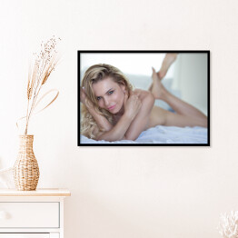 Plakat w ramie Zmysłowa blondynka - kobieta w łóżku