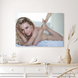 Obraz na płótnie Zmysłowa blondynka - kobieta w łóżku