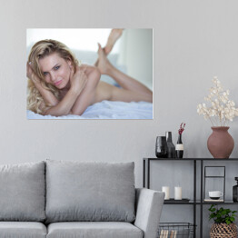 Plakat samoprzylepny Zmysłowa blondynka - kobieta w łóżku