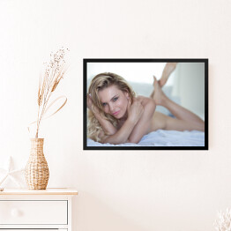 Obraz w ramie Zmysłowa blondynka - kobieta w łóżku