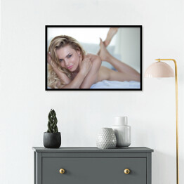 Plakat w ramie Zmysłowa blondynka - kobieta w łóżku