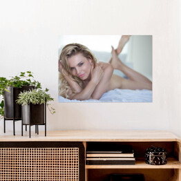 Plakat Zmysłowa blondynka - kobieta w łóżku