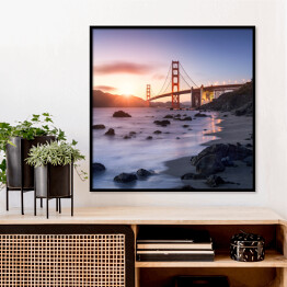 Plakat w ramie Golden Gate Bridge w San Francisco w Kalifornii o świcie