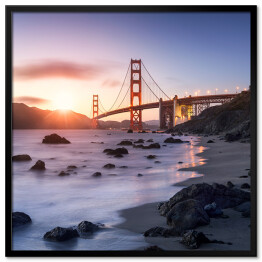Plakat w ramie Golden Gate Bridge w San Francisco w Kalifornii o świcie