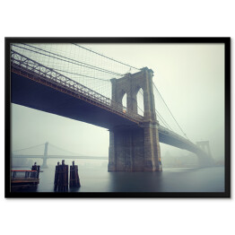 Plakat w ramie Most Brookliński we mgle