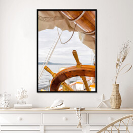 Plakat w ramie Drewniany koło na dużej żaglówce przy morzem