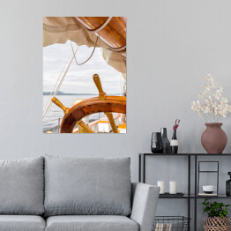 Plakat Drewniany koło na dużej żaglówce przy morzem