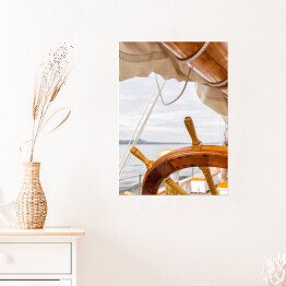 Plakat samoprzylepny Drewniany koło na dużej żaglówce przy morzem