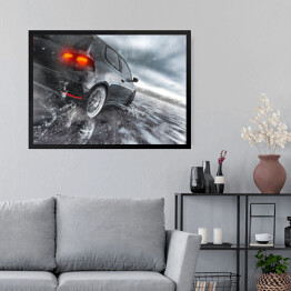 Obraz w ramie Szybka jazda samochodem na mokrej drodze