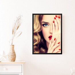 Obraz w ramie Piękna blondynka z długimi kręconymi włosami, czerwonymi ustami i paznokciami