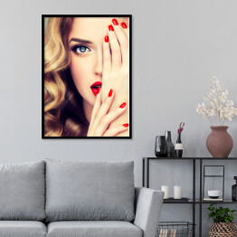 Plakat w ramie Piękna blondynka z długimi kręconymi włosami, czerwonymi ustami i paznokciami