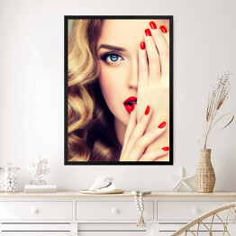 Obraz w ramie Piękna blondynka z długimi kręconymi włosami, czerwonymi ustami i paznokciami