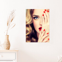Plakat Piękna blondynka z długimi kręconymi włosami, czerwonymi ustami i paznokciami