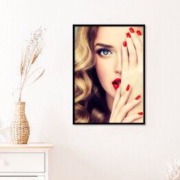 Plakat w ramie Piękna blondynka z długimi kręconymi włosami, czerwonymi ustami i paznokciami